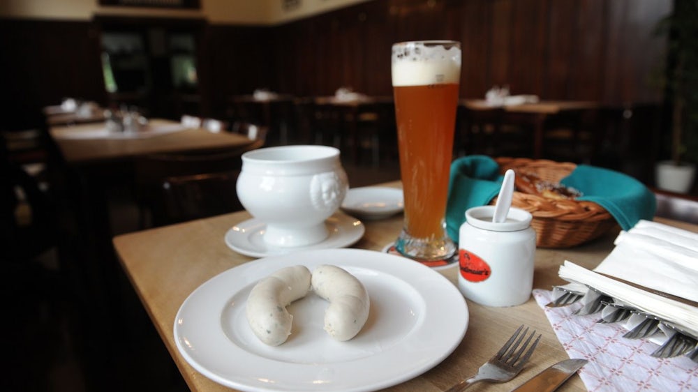 Profis, so heißt es jedenfalls immer, „zuzeln“ die Weißwurst: hochheben, Haut aufbeißen, aussaugen. Wenn schon, denn schon.