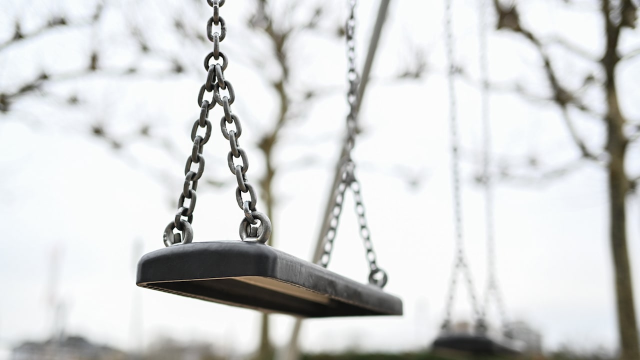 Dortmund: Mann mit Messer raubt Kinder auf Spielplatz aus | News