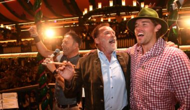 Der Terminator dirigiert: Arnold Schwarzenegger legt überraschenden Wiesn-Auftritt hin