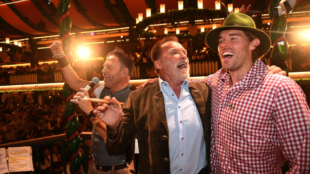 Der Terminator dirigiert: Arnold Schwarzenegger legt überraschenden Wiesn-Auftritt hin