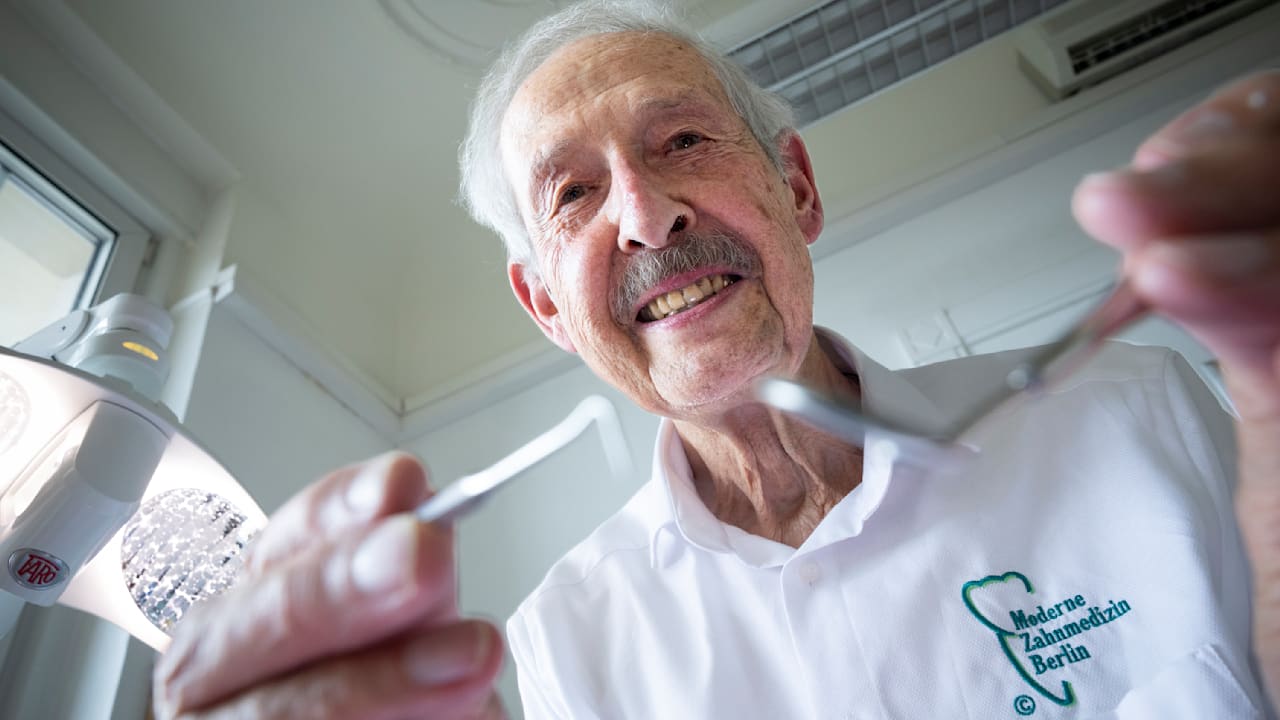 Dr. Zimny behandelt seit 1968: Mit 83 bohrt dieser Zahnarzt immer noch | Regional