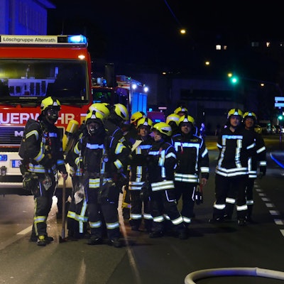Feuerwehrleute der Troisdorfer Feuerwehr löschten bis zum frühen Sonntagmorgen einen Brand bei der RSAG in Troisdorf.  (Archivfoto).
