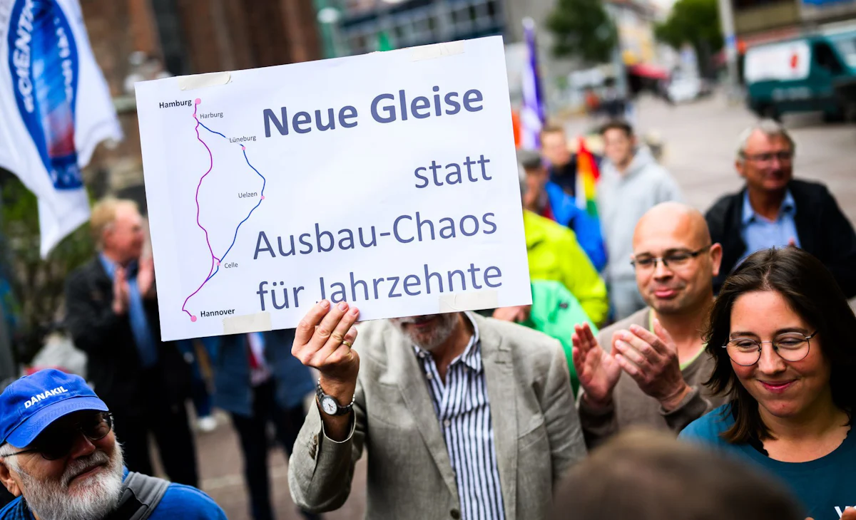 Verkehr - Bahnstrecke Hamburg-Hannover: Bahn ist für Neubau - Wirtschaft