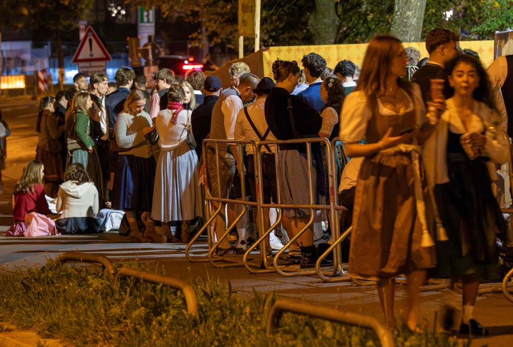 Viele Wiesn-Fans kamen bereits in den frühen Morgenstunden und stellen sich in die Schlangen vor dem Festgelände.