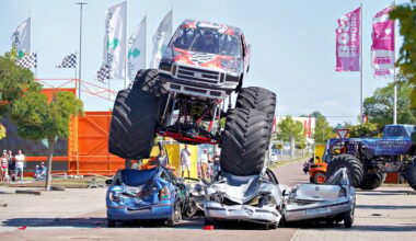 Die sechs Tonnen, die der Monstertruck „Racing Spector“ wiegt, werden von 1.200 PS bewegt.  Das Gefährt mit den dicken Reifen wurde erst in diesem Jahr gebaut.