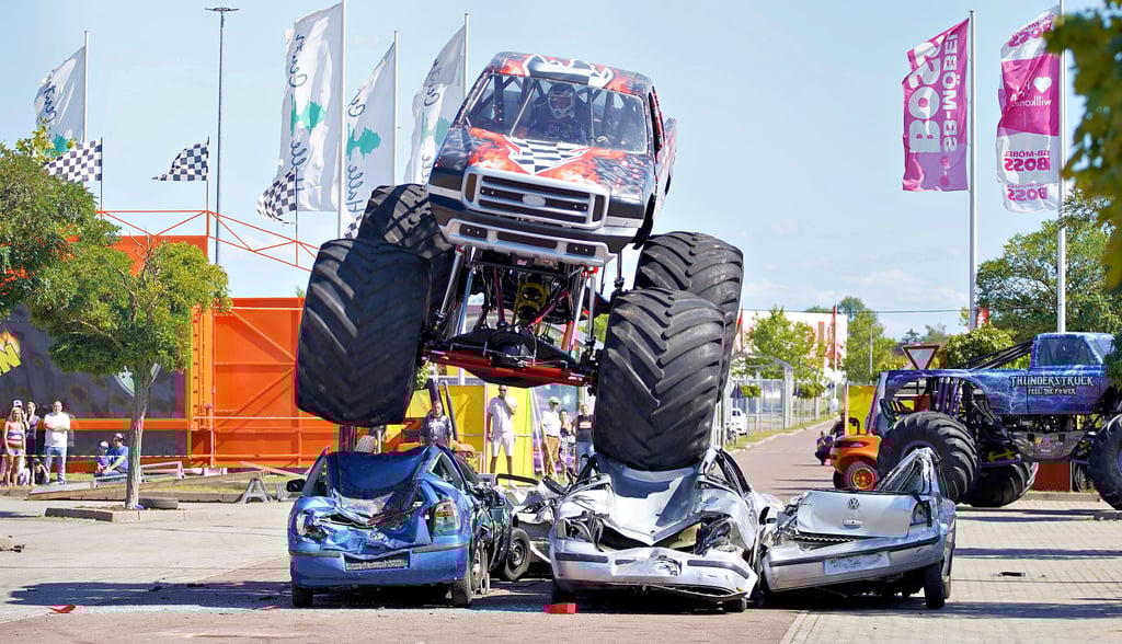 Die sechs Tonnen, die der Monstertruck „Racing Spector“ wiegt, werden von 1.200 PS bewegt.  Das Gefährt mit den dicken Reifen wurde erst in diesem Jahr gebaut.