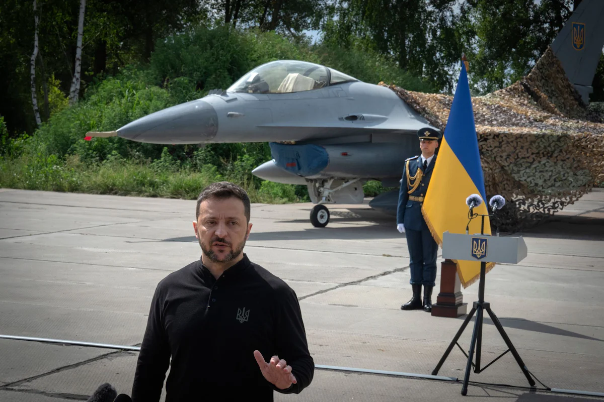 Krieg in der Ukraine - Selenskyj kündigt für 2026 Waffenexporte an - Politik
