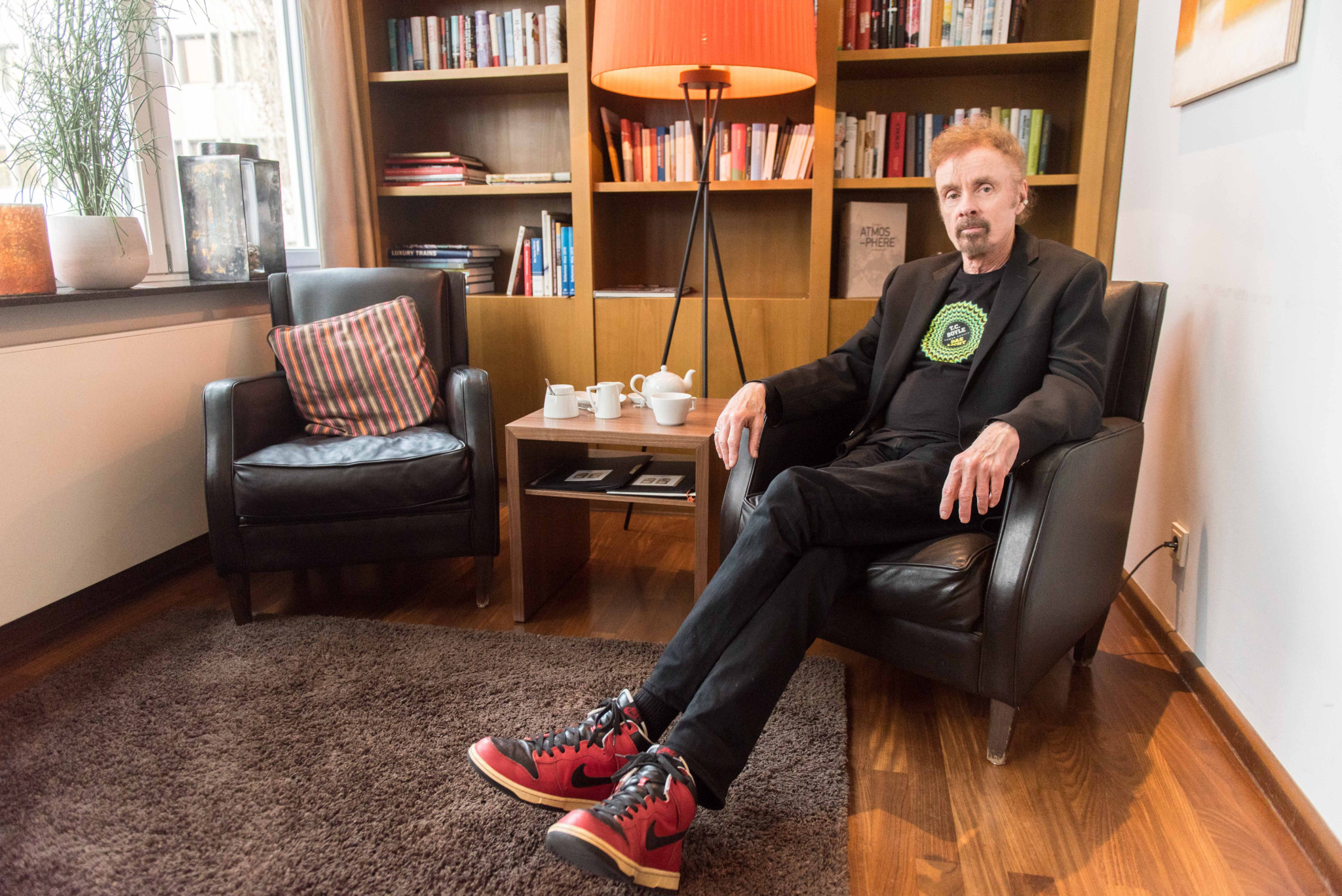 T.C. Boyle sitzt in einem ledernen Sessel, umgeben von Regalen voller Bücher, und spricht über sein neuestes Buch ’Das Licht’ in Frankfurt am Main.