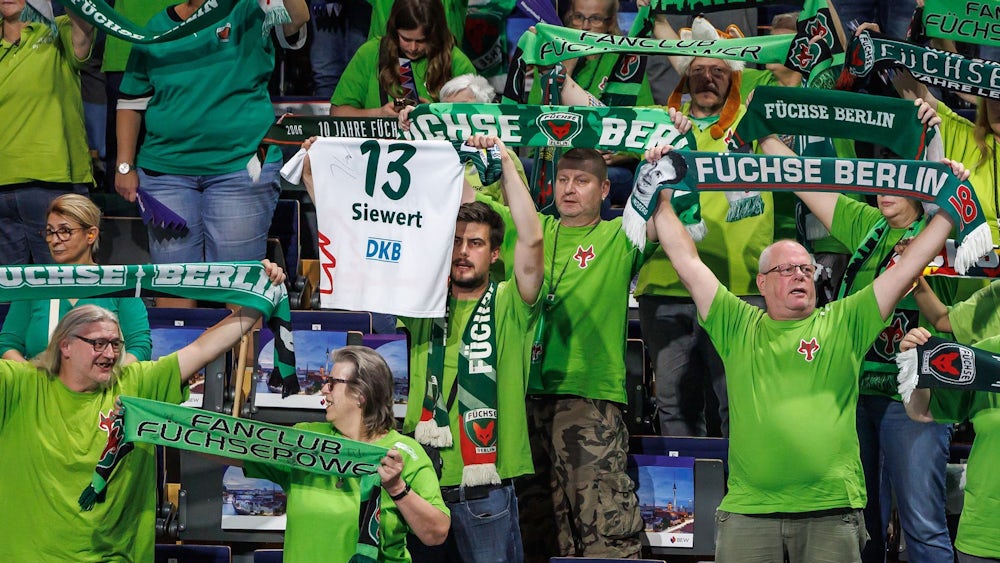 Die Füchse-Fans bedanken sich bei Stefan Kretzschmar und Jaron Siewert.