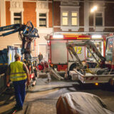 Feuerwehr und DEW21 haben schweres Gerät bestellt: Mit einem Bagger wird nun die Lange Straße aufgegraben, um das Gasleck zu finden.