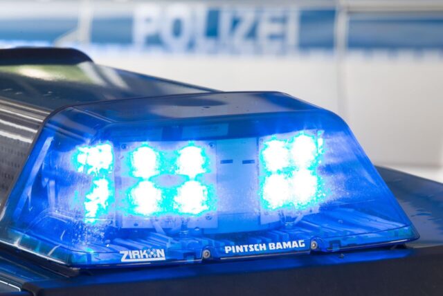 Symbolbild: Blaulicht am Polizeiauto. / In Dortmund Westerfilde ist ein Streit eskaliert. Eine Person wurde festgenommen.