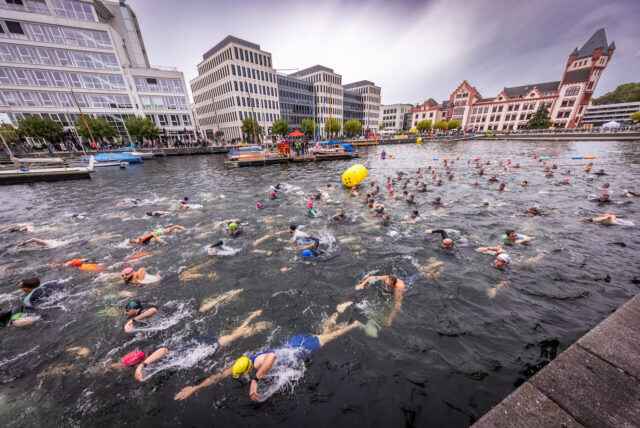 Viele Menschen schwimmen im Phoenix See.