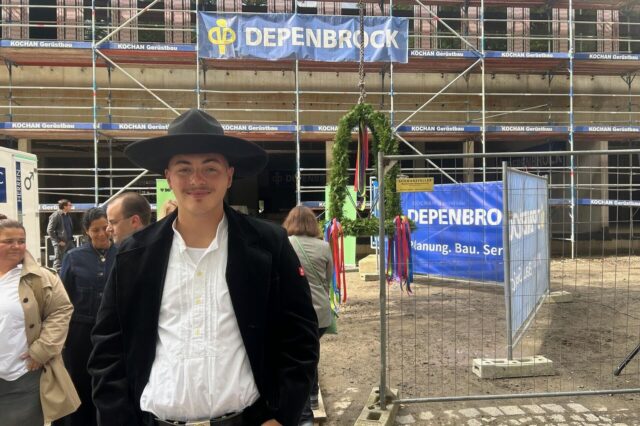 Polier Falco Hollenbeck sprach den Richtspruch beim Richtfest für den Schulneubau an der Burgholzstraße.