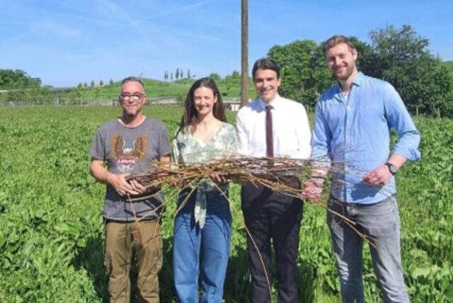 Katrin Bernard und Lukas Stemper vom Nabu NRW, Marcus Corzillius von „Weg und Raum“ und Uli Paetzel, Vorsitzender der Emschergenossenschaft, bei der Einrichtung des Storchen-Horsts im Emscherland im Mai 2025. Sie brachten Heu und Holzschnitze.  