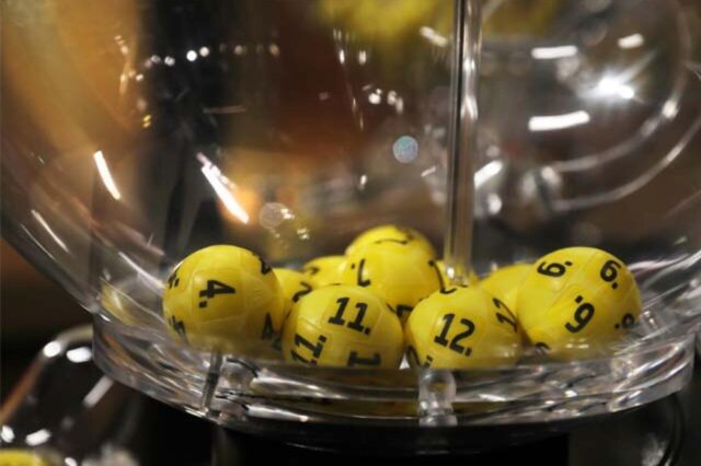Mehrere gelbe Lotto-Kugeln.