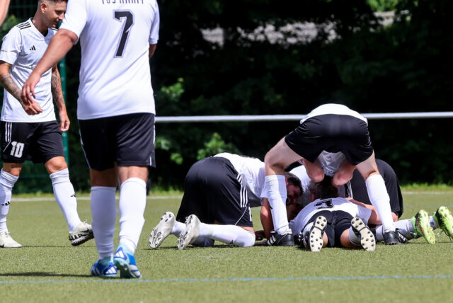 Spieler des TuS Rahm jubeln.