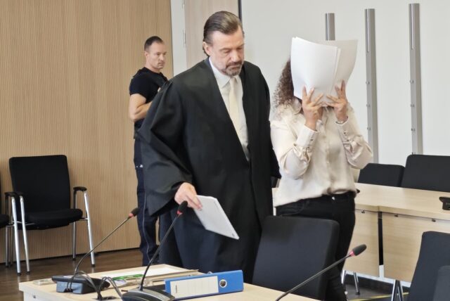 Ohne sichtbare Emotionen: Die Angeklagte neben ihrem Verteidiger Peter Ufer kurz vor Prozessbeginn im Essener Landgericht.