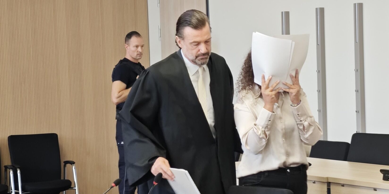 Vierfache Mutter nach Messerattacke vor Gericht