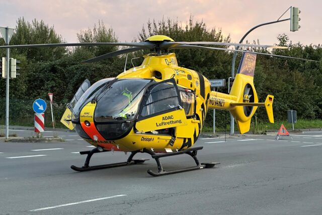 Der Rettungshubschrauber Christoph 8 landet auf einer Kreuzung.