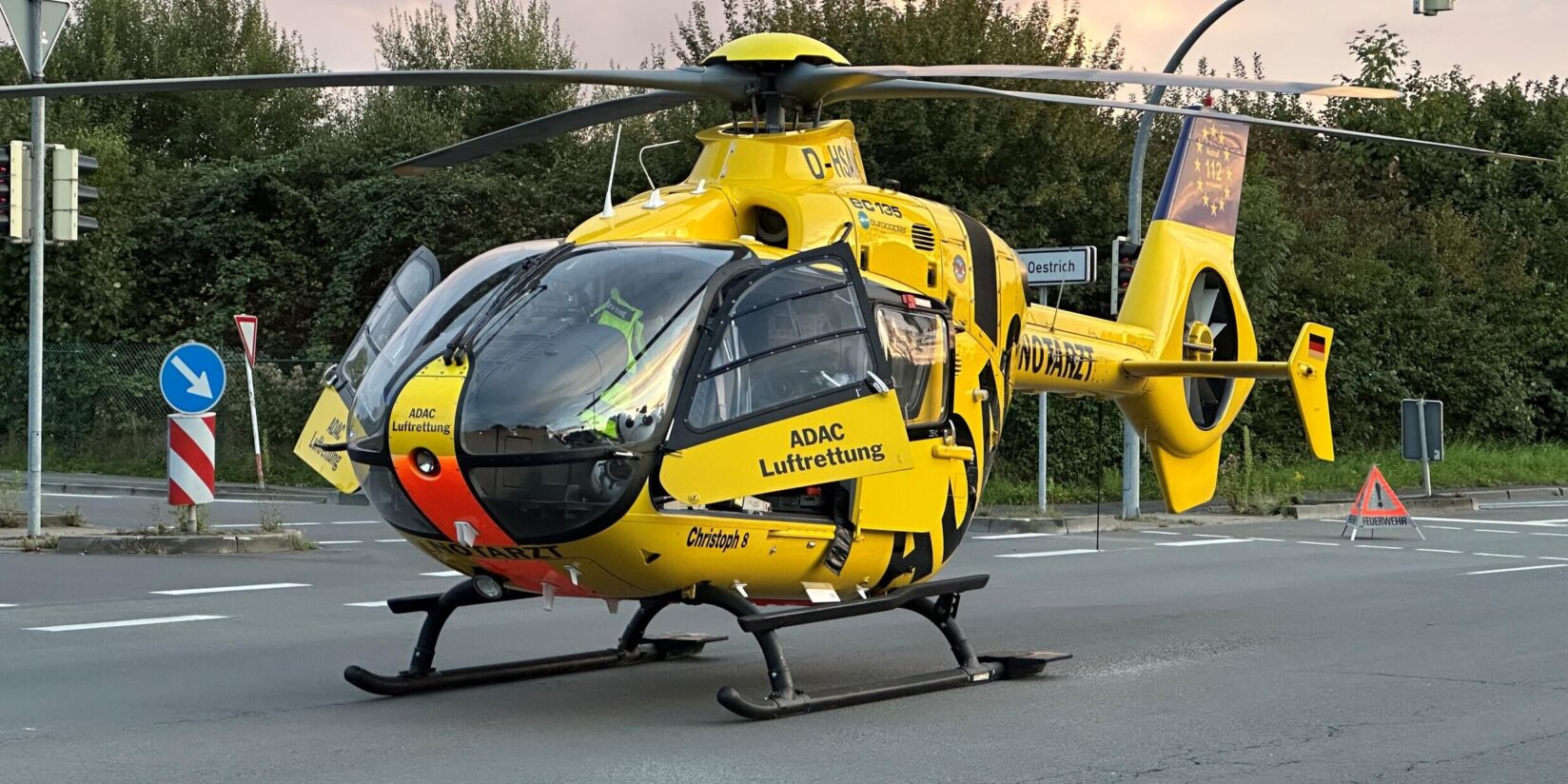 Autofahrer ignoriert Absperrung bei Rettungseinsatz