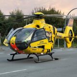 Der Rettungshubschrauber Christoph 8 landet auf einer Kreuzung.