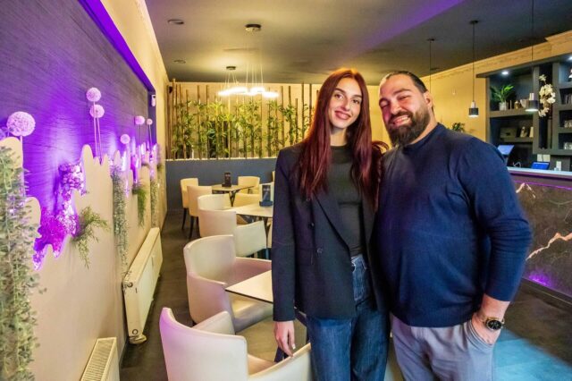 Betreiberin Miki Pasha und ihr Freund Georgios Melekidis stehen in der Café-Lounge BarOlo in der Innenstadt von Herten.