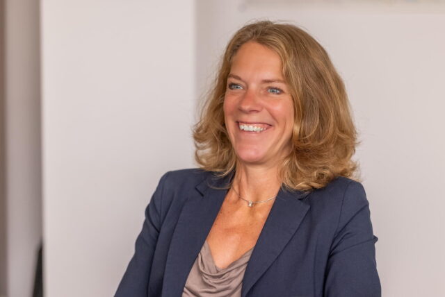 Hafen-Chefin Bettina Brennenstuhl lacht herzlich ihren Gesprächspartner an.