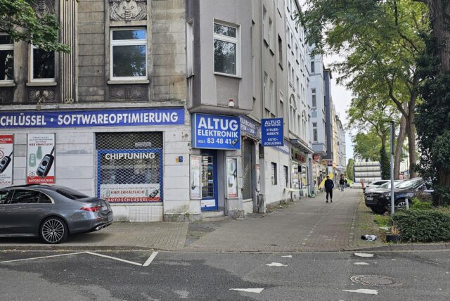 Die Front eines Elektronikgeschäfts an der Bornstraße in Dortmund.