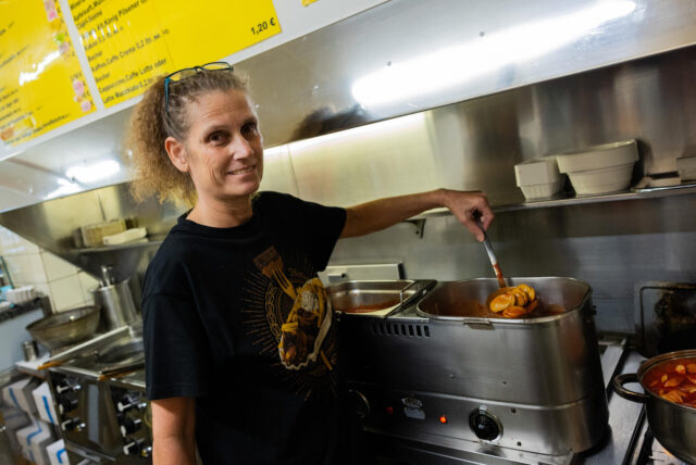 Iris Tauber steht in Peter Pomms Pusztetten-Stube in Marxloh und zeigt die „Curryletten“.
