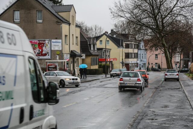 Tempo 30 für die Altenderner Straße fordert eine Bürgerin.