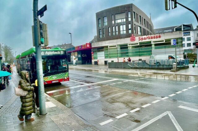 Jemand geht am Hörder Bahnhof über die Straße.