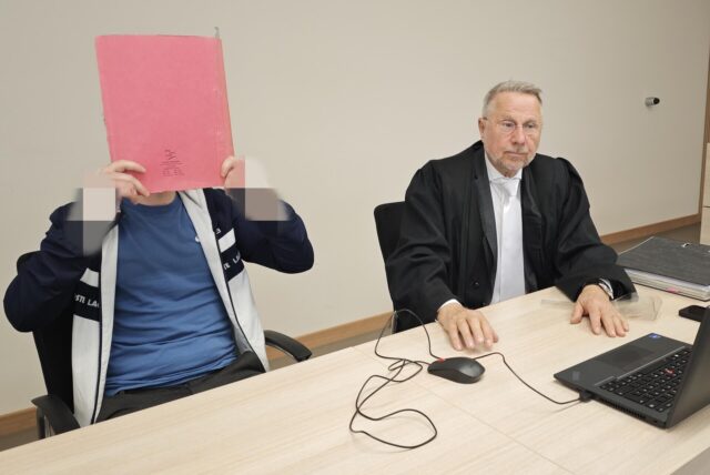 Bestreitet die angeklagten Vergewaltigungen: Der Angeklagte neben seinem Verteidiger Stefan Kixmöller im Essener Landgericht.