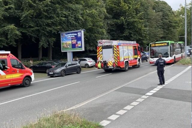 Mehrere Einsatzfahrzeuge der Feuerwehr und einen Linienbus am Resser Weg in Herten-Mitte.