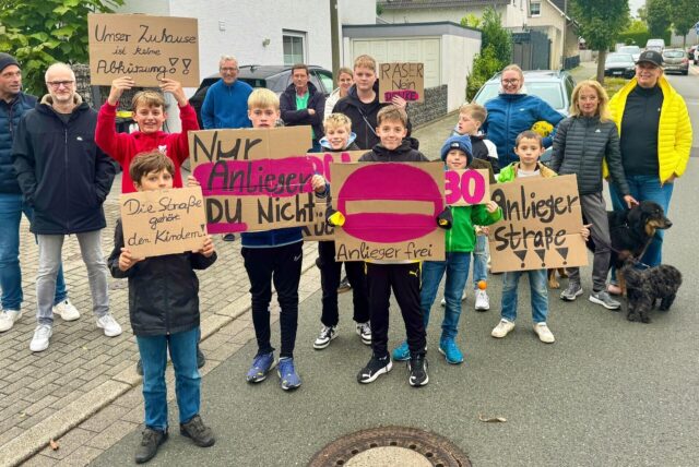 Anwohner protestieren an der Schondellestraße.
