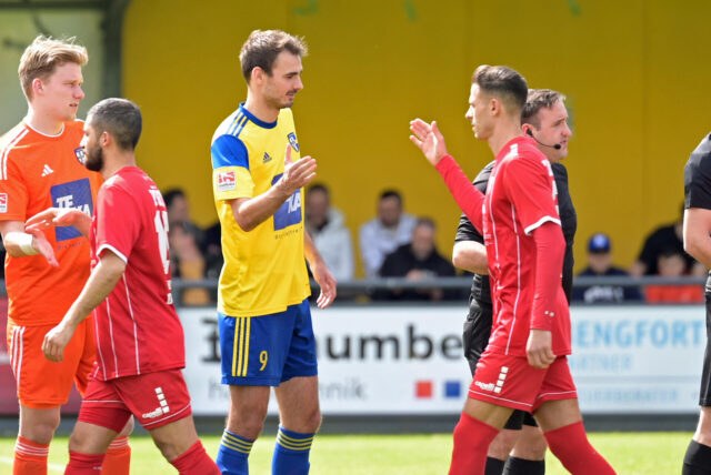 Maximilian Hinkelmann bei der Begrüßung gegen Türkspor Dortmund