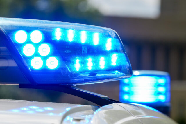 Eine Nahaufnahme von einem Blaulicht eines Polizeiwagens.