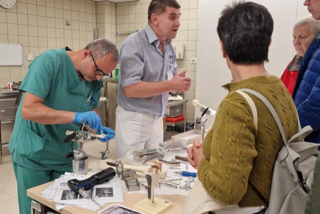 Mitarbeiter eines Krankenhauses stellten Besuchern ihre neuen OPs vor.