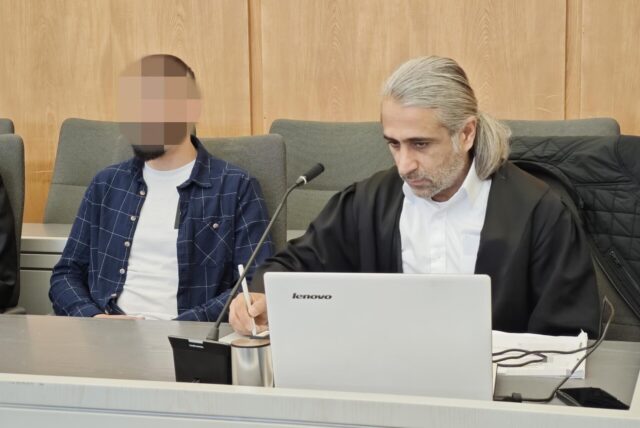 Bestreitet, bei der Tat geschossen zu haben: Der Angeklagte neben seinem Verteidiger Yücel Arslan im Essener Landgericht.