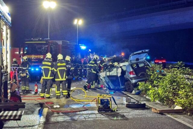 Rettungskräfte arbeiten an der Unfallstelle. Ein Geisterfahrer hat auf der Landesstraße 74 bei Wuppertal einen Unfall verursacht und ist dabei selbst ums Leben gekommen.