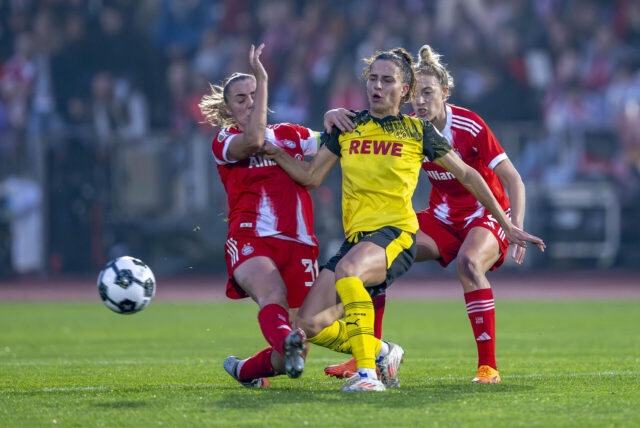 Zweikampf zwischen BVB und FC Bayern