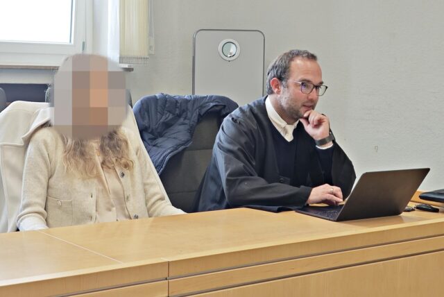 Hatte selbst mit einer Verurteilung gerechnet: Die Angeklagte neben ihrem Verteidiger Tim Salewski im Essener Landgericht.