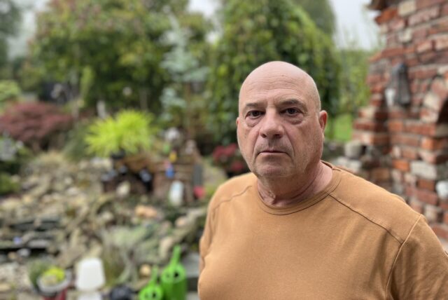 Michael Baumann (64) aus Wickede blickt ernst in die Kamera.