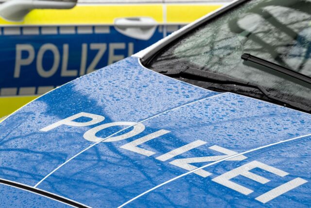 Zwei Einsatzfahrzeuge der Polizei. (Symbolbild)