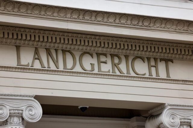 Blick auf den Schriftzug „Landgericht“ an der Fassade des Gerichtsgebäudes.