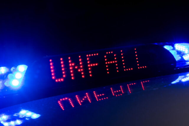 Unfall steht auf einer Anzeige. (Symbolbild)