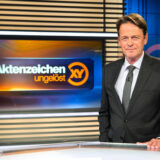 ZDF-Moderator Rudi Cerne steht im Studio der Sendung „Aktenzeichen XY… ungelöst“.