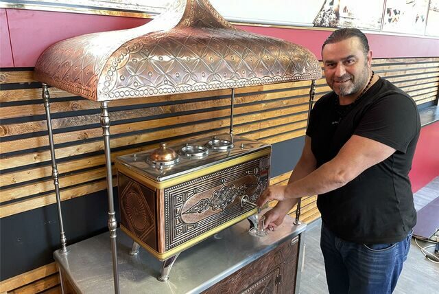 Gastronom Murat Celik steht im Jahr 2023 vor einer türkischen Teemaschine in der Bäckerei „Mavish“ in Lütgendortmund.