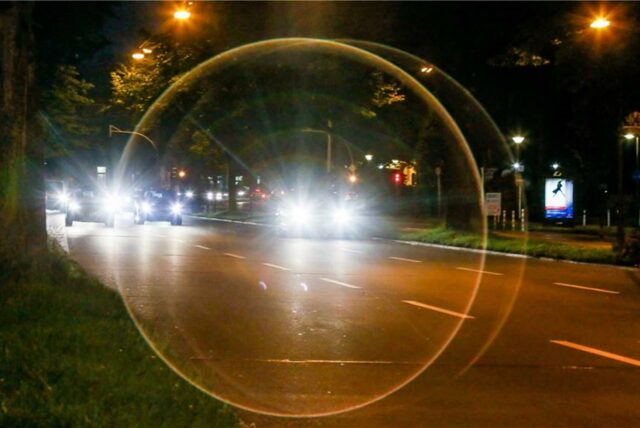 Autos fahren bei Nacht über den Dortmunder Wall.