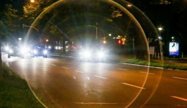 Auto prallt bei illegalem Rennen gegen Baum