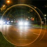 Autos fahren bei Nacht über den Dortmunder Wall.